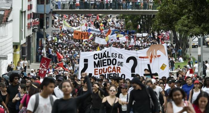 La verdadera crisis de la educación:  Desfinanciación, maestros voluntarios, sin régimen especial de salud, sin estabilidad.